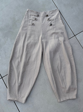 Jeanshose in Beige mit Zierknöpfe fürDamen in Einheitsgrößen 36-42 - Levelone GmbH & Co. KG
