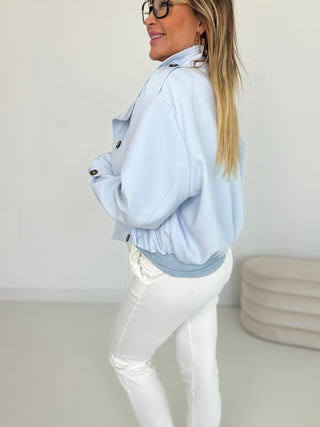 Hellblaue Jacke, schlicht von hinten zu sehen