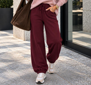 Joggerhose in Bordeaux mit Bündchen am Saum für Damen. In Einheitsgröße 36-42 - Levelone GmbH & Co. KG