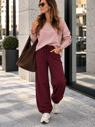 Joggerhose in Bordeaux mit Bündchen am Saum für Damen. In Einheitsgröße 36-42 - Levelone GmbH & Co. KG