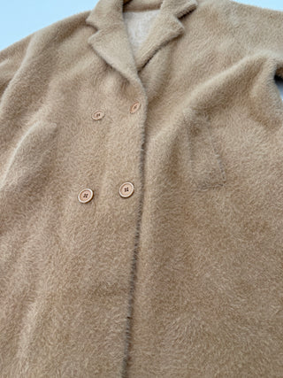 Stylischer Fellmantel für Damen in Camel mit Reverskragen, Knöpfen, Taschen & weicher Haptik - Levelone GmbH & Co. KG