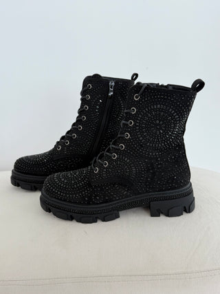 Boots in Schwarz mit Schwarzen Ziersteinchen - Levelone GmbH & Co. KG