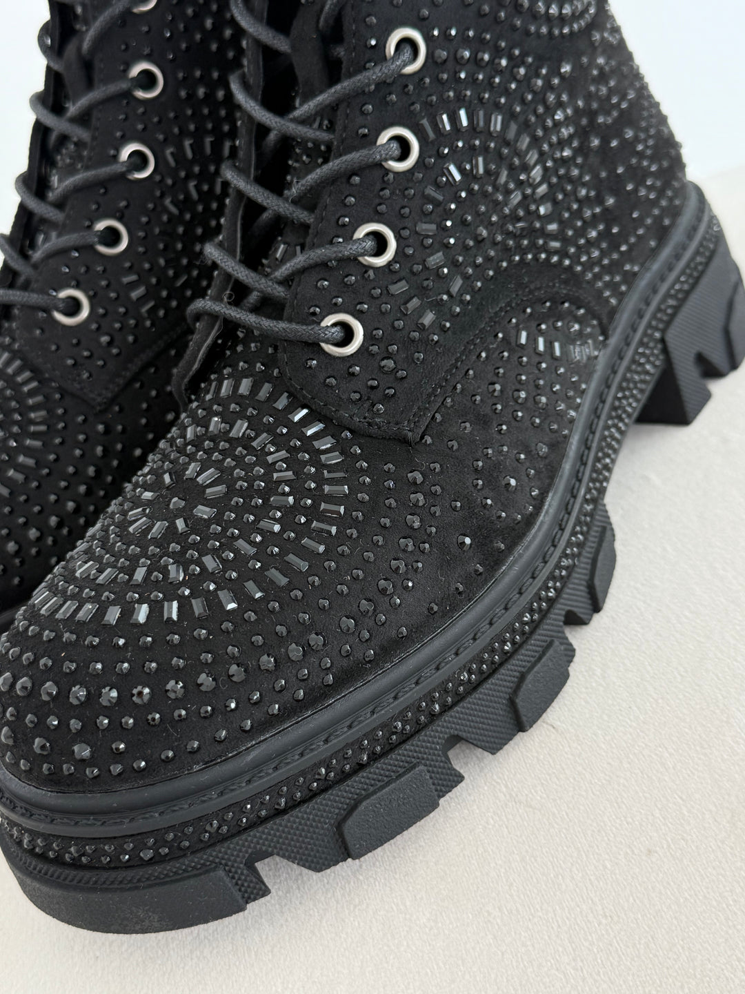 Boots in Schwarz mit Schwarzen Ziersteinchen - Levelone GmbH & Co. KG