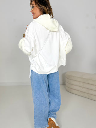 Sweater mit Ziernähten in Weiß, Strickärmel mit Strickbündchen und Strickkaputze