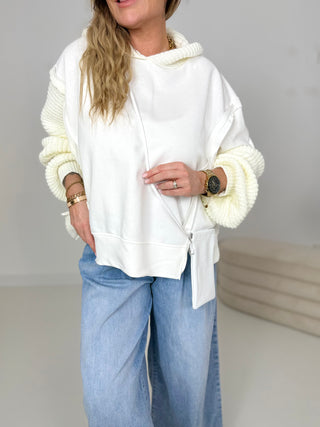 Sweater mit Ziernähten in Weiß, Strickärmel mit Strickbündchen und Strickkaputze