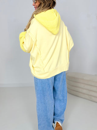 Sweater mit Ziernähten in Gelb, Strickärmel mit Strickbündchen und Strickkaputze