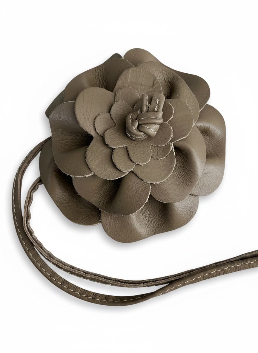 Edler Lederbindegürtel in Taupe. Individuell zu stylen für Damen bei Levelone.