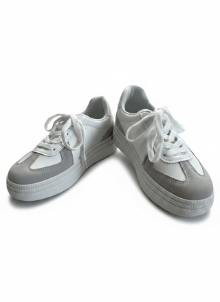 beige Sneaker mit Stickereien