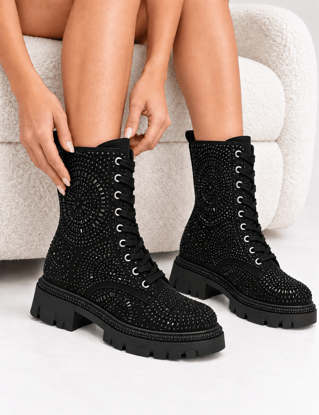 Boots in Schwarz mit Schwarzen Ziersteinchen - Levelone GmbH & Co. KG